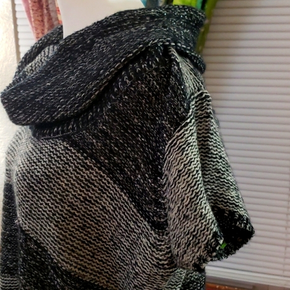 Short Sleeve Cowl Neck Sweater - Picture 3 of 4